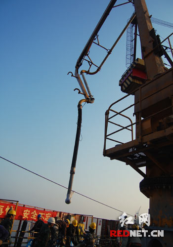 中联重科创世界纪录 超高强混凝土c100泵送突破400米