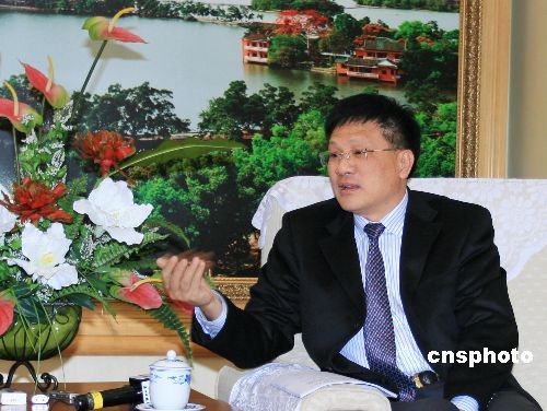 图:广东省惠州市长李汝求接受中新社记者采访