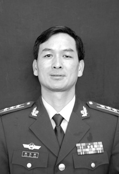 本报记者 于呐洋云南省公安边防总队医院院长陈本善的办公室里挂满了
