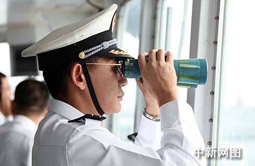 图为编队指挥员,解放军海军南海舰队参谋长杜景臣少将. 孙自法 摄