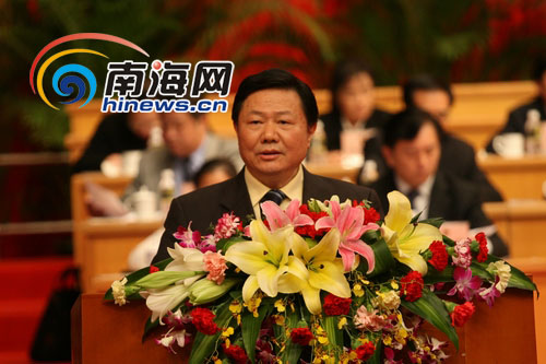 海南省人大常委会副主任吴昌元代表海南省人大常委会作工作报告(本网