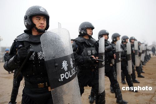 图:中国赴海地维和警察防暴队冒雨训练
