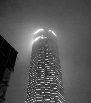 灯光楼顶照射云雾,酷似赛格广场大厦顶端燃起"大火".