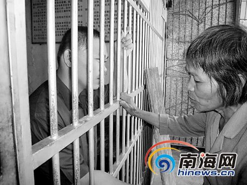 "在定安县看守所,定安县岭口镇62岁的陈阿姨看着从铁门走出来的男子
