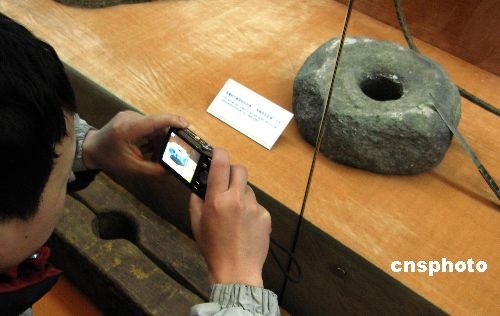 图:旧西藏时期的挖眼刑具在北京展出