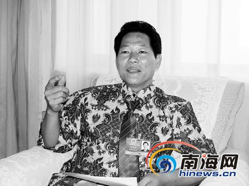 > 正文   在商场里,余永华看到了海南的很多商品,咖啡,椰子粉,糖果