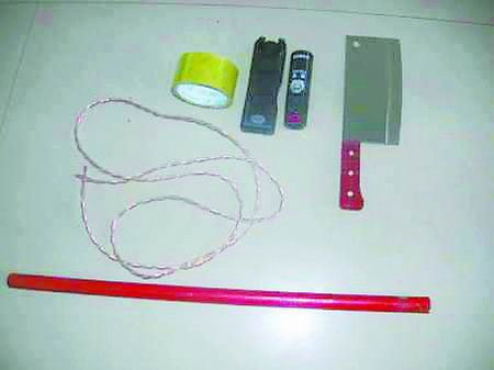 抢劫团伙配备电警棒