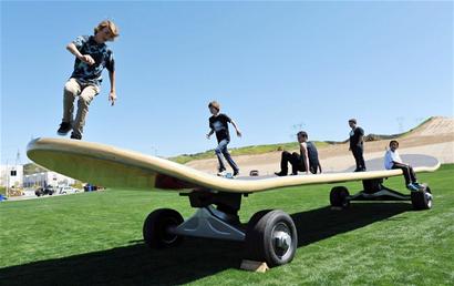 荆楚网消息 (楚天都市报) 当地时间2009年3月27日,世界上最大的滑板开