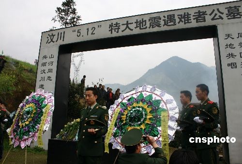 图:上万民众映秀悼念地震遇难同胞