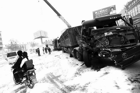 20多吨盐酸泄漏7吨石灰来中和 车祸现场如同下了一场雪