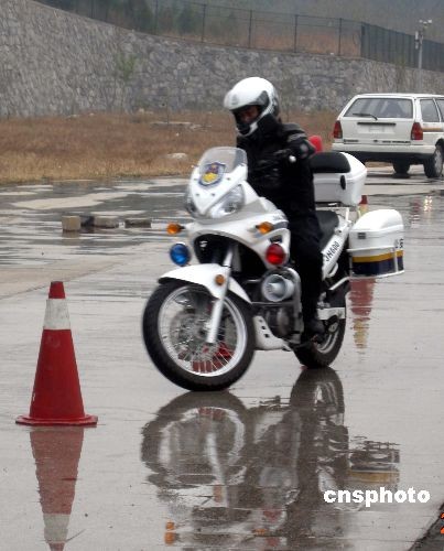 圖為警員進行溼滑路繞樁訓練.