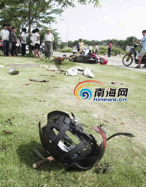 海口小轿车"发飙" 撞人撞树后造成1死1伤