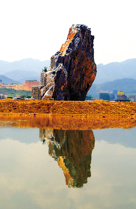 云浮大石山被挖成"城雕"