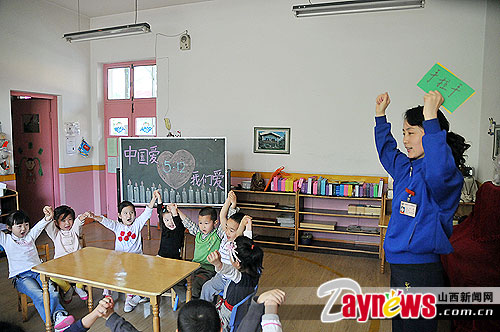 在省城太航幼兒園,幼兒教師引導小朋友們通過祈福,摺紙鶴,紅心獻汶川