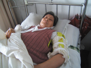 由于治疗需要,王世珍老人需要进行手术,但需要1.5万元的费用.