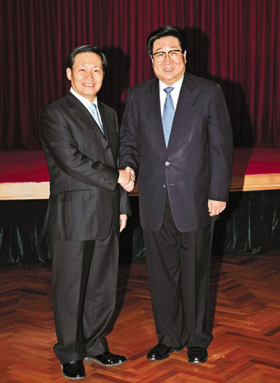 (左四),副主任李刚(右三),郭莉(左三),周俊明(右二),黎桂康(左二),黄