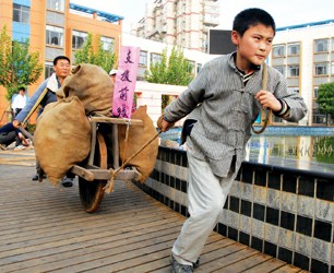 再现解放上海第一枪