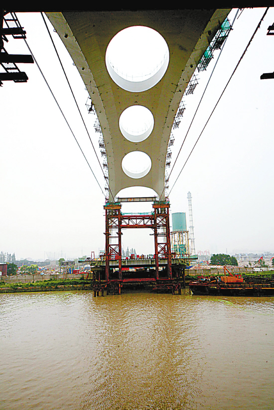 152米钢拱跨河而过