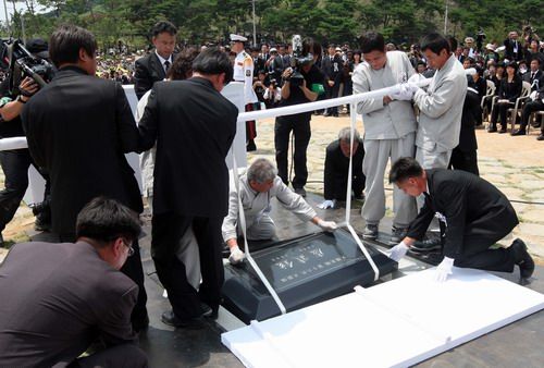 7月10日,韓國慶尚南道金海市峰下村烽火山淨土院,韓國前總統盧武鉉