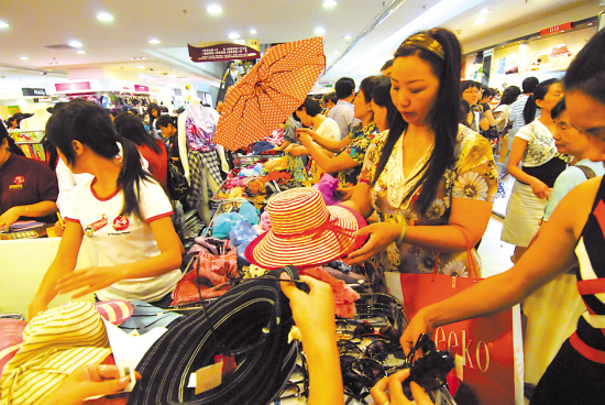 昨日,广州友谊商店在一个月内举行的第二场全面打折活动再次掀起抢购