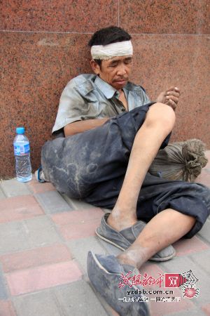 男子十年乞讨执意流浪 记者三次援助(图)