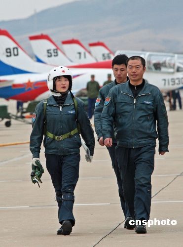 中國空軍首批殲擊機女飛行員更換新型飛行裝具