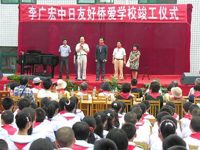 随后,李广宏为2000多名师生演唱了日本歌曲《故乡《我已成千之风》