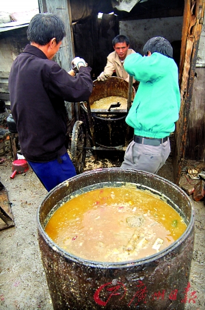 潲水油江湖的"红与黑"