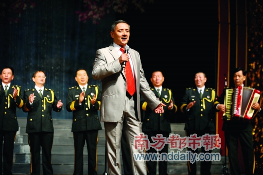 刘少奇长孙领唱《喀秋莎》 140位新四军后代组建合唱团,叶挺长子叶正大任名誉团长_新闻中心_新浪网