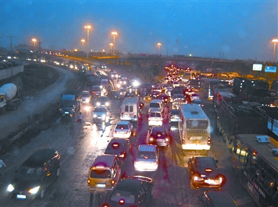 再现高峰 人流车流满满当当