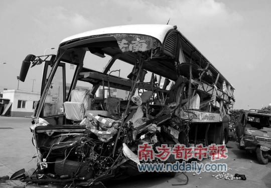 滁州大货车撞客车死伤43人两车司机均死亡大货车越过隔离带造成事故