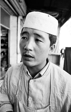 "张嘴"下水井昨日又吞一命 八旬老人跌入后被附近牛肉面馆师傅下井