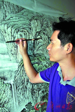 画作与知名画家同台展出 街坊赠名"画痴"   徐冠新,三水西南某小区