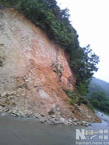 海南保亭-三亚路段224国道现多处山体滑坡