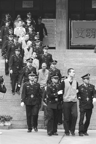 重庆女黑老大谢才萍听宣判后当庭骂人(组图)