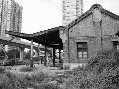 佟建国摄近日,一位市民在网上发帖称,京汉铁路百年历史的循礼门火车站