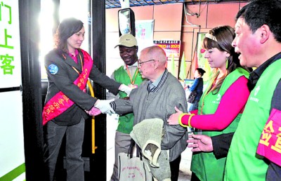 67路公交站来了洋志愿者