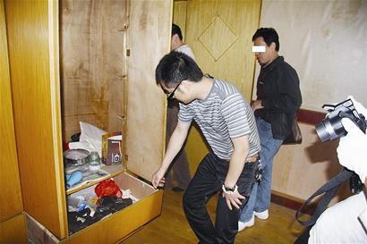 荆楚网消息 (楚天都市报) 图为:陈章勇查办毒品案"虽然我只是一块钢锭