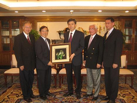 福建副省长洪捷序会见施嘉骅家族访问团(图)