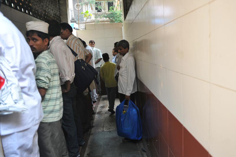 印度贫民窟条件恶劣81个人共同一个厕所高清图