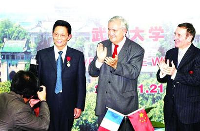 图文:法国前总理拉法兰来汉授予周云峰法国军团荣誉勋章