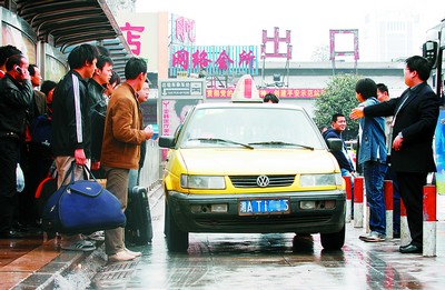 本月18日起,市客运处联合交警等部门开展"百日整治行动",对长沙火车站