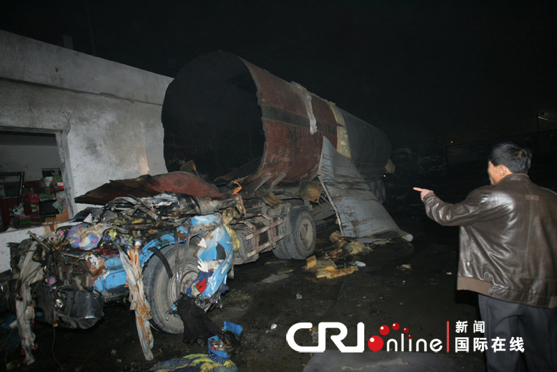 北京油罐車爆炸燒燬相鄰兩空罐車 致兩死兩傷(高清組圖)