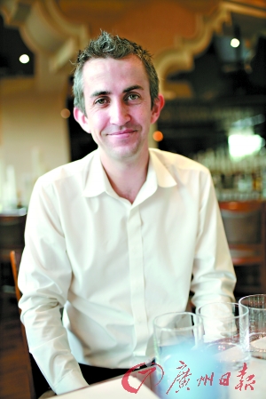 变成鸡尾酒后幻变出名利场上的万种风情,如占士邦手上那杯drymartini