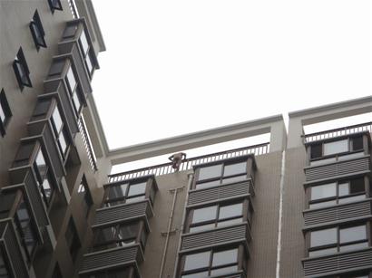 图文裸男从18楼跳下