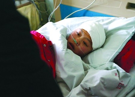 又将怀孕的女主人劫持做人质,警方在劝告无效后将其击毙,孕妇安全获救