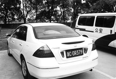 图文:黄冈民警过户涉案车起争议