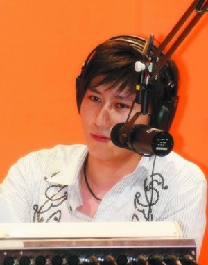 由于外形俊朗,主持风格幽默,目前在沪上小有名气.