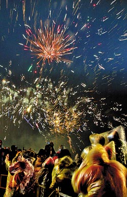 台湾各地疯狂跨年 烟火曙光接力迎接2010年(图)