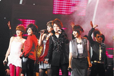 2010金芒果粉丝节现场,湖南卫视捧红的众多小天后齐齐亮相.